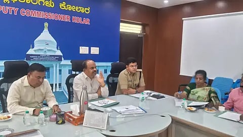 ಕೋಲಾರ ನಗರದ ಜಿಲ್ಲಾಡಳಿತ ಭವನದಲ್ಲಿ ಜುಲೈ 12ರಂದು ಹಮ್ಮಿಕೊಂಡಿರುವ ಮ್ಯಾರಥನ್​ ಓಟ ಕುರಿತು ಮಂಗಳವಾರ ನಡೆದ ಪೂರ್ವಭಾವಿ ಸಭೆಯಲ್ಲಿ ಜಿಲ್ಲಾಧಿಕಾರಿ ಡಾ.ಎಂ.ಆರ್​.ರವಿ ಮಾತನಾಡಿದರು.