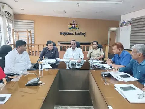 ಪ್ರಭುಲಿಂಗ ಕವಳಿಕಟ್ಟಿ ಆರೋಗ್ಯ ಇಲಾಖೆ ಪ್ರಗತಿ ಪರಿಶೀಲನಾ ಸಭೆ ನಡೆಸಿದರು. ಬಿ.ನಿಖಿಲ್, ವಿ.ಅಭಿಷೇಕ್, ಎನ್.ಹೇಮಂತ್, ಡಾ.ನಟರಾಜ್ ಉಪಸ್ಥಿತರಿದ್ದರು.