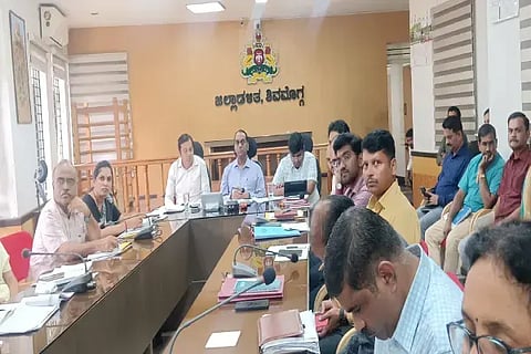 ಜಿಲ್ಲಾಧಿಕಾರಿ ಕಚೇರಿಯಲ್ಲಿ ಡಿಸಿ ಪ್ರಭುಲಿಂಗ ಕವಳಿಕಟ್ಟಿ ಬರ ನಿರ್ವಹಣೆ ಕುರಿತು ಜಿಲ್ಲಾಮಟ್ಟದ ಅಧಿಕಾರಿಗಳ ಸಭೆ ನಡೆಸಿದರು. ಎನ್.ಹೇಮಂತ್, ವಿ.ಅಭಿಷೇಕ್, ಸತ್ಯನಾರಾಯಣ, ಕೆ.ಮಾಯಣ್ಣ ಗೌಡ ಇದ್ದರು.