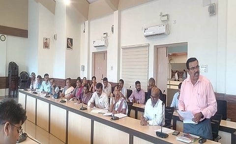 ಶಿಕ್ಷಕರ ಅರ್ಹತಾ ಪರೀಕ್ಷೆ ಸಿದ್ಧತೆ ಸಂಬಂಧ ಪೂರ್ವಭಾವಿ ಸಭೆಯಲ್ಲಿ ಬಸವರಾಜು ಅವರು ಮಾತನಾಡಿದರು. ವಿವಿಧ ಇಲಾಖೆಯ ಅಧಿಕಾರಿಗಳಿದ್ದರು.