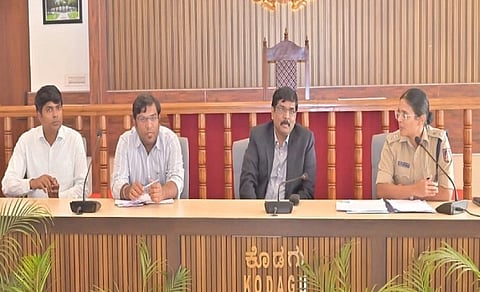 ಜಿಲ್ಲಾ ಮಟ್ಟದ ಮಾದಕ ವಸ್ತು ದ್ರವ್ಯ ಸಮನ್ವಯ ಕೇಂದ್ರ ಸಭೆಯಲ್ಲಿ ಜಿಲಾಧಿಕಾರಿ ಎಸ್.ಜೆ.ಸೋಮಶೇಖರ್ ಮಾತನಾಡಿದರು. ಬಿಂಧುಮಣಿ, ಅಭಿಷೇಕ್, ಸೆಂಥಿಲ್ ಕುಮಾರ್ ಇದ್ದರು.