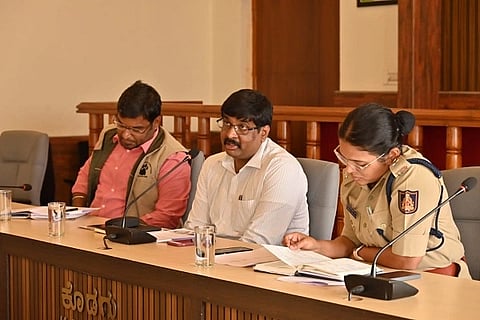 ಜಿಲ್ಲಾ ಮಟ್ಟದ ಮಾದಕ ದ್ರವ್ಯ ಸಮನ್ವಯ ಸಮಿತಿ ಸಭೆಯಲ್ಲಿ ಜಿಲ್ಲಾಧಿಕಾರಿ ಎಸ್.ಜೆ.ಸೋಮಶೇಖರ್ ಮಾತನಾಡಿದರು.  ಬಿಂದುಮಣಿ, ಅಭಿಷೇಕ್ ಇದ್ದರು.