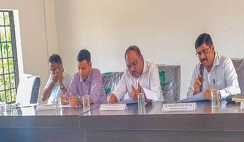  ಪೊನ್ನಂಪೇಟೆ ತಾಲ್ಲೂಕು ಪಂಚಾಯಿತಿಯ ಸಾಮರ್ಥ್ಯ ಸೌಧದಲ್ಲಿ ಮಂಗಳವಾರ ನಡೆದ ಸಭೆಯಲ್ಲಿ ಎಸ್.ಜೆ.ಸೋಮಶೇಖರ್ ಮಾತನಾಡಿದರು. ಡಾ.ಎನ್.ವಿ.ಪ್ರಸಾದ್, ಆನಂದ್ ಪ್ರಕಾಶ್ ಮೀನಾ, ಎನ್.ಹೆಚ್.ಜಗನ್ನಾಥ್ ಇದ್ದರು.