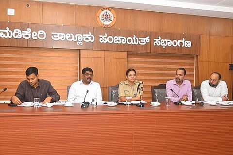 ಜಿಲ್ಲಾ ವಿಪತ್ತು ನಿರ್ವಹಣಾ ಪ್ರಾಧಿಕಾರ ಸಭೆಯಲ್ಲಿ ಜಿಲ್ಲಾಧಿಕಾರಿ ಸೋಮಶೇಖರ್ ಮಾತನಾಡಿದರು. ಆನಂದ್ ಪ್ರಕಾಶ್ ಮೀನಾ, ಬಿಂದುಮಣಿ ಇತರರಿದ್ದರು.