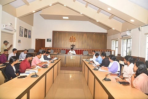 ನಗರದ ಜಿಲ್ಲಾಧಿಕಾರಿ ಅವರ ಕಚೇರಿಯಲ್ಲಿ ಬುಧವಾರ ನಡೆದ ೧೨ನೇ ಅಂತರರಾಷ್ಟ್ರೀಯ ಯೋಗ ದಿನಾಚರಣೆಯ ಪೂರ್ವಭಾವಿ ಸಭೆಯಲ್ಲಿ ಎಸ್.ಜೆ.ಸೋಮಶೇಖರ್ ಮಾತನಾಡಿದರು. ವಿವಿಧ ಇಲಾಖೆಯ ಅಧಿಕಾರಿಗಳಿದ್ದರು.