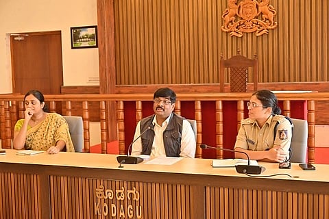  ನಗರದ ಜಿಲ್ಲಾಧಿಕಾರಿ ಅವರ ಕಚೇರಿಯಲ್ಲಿ ಸೋಮವಾರ ನಡೆದ ಸಭೆಯಲ್ಲಿ ಜಿಲ್ಲಾಧಿಕಾರಿ ಎಸ್.ಜೆ.ಸೋಮಶೇಖರ್ ಮಾತನಾಡಿದರು. ಆರ್.ಎನ್.ಬಿಂದುಮಣಿ, ಸಹನಾ ಎಸ್.ಹಾದಿಮನಿ ಇದ್ದರು.