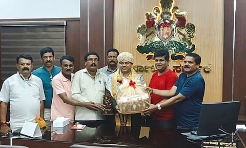 ಬಳ್ಳಾರಿ ಜಿಲ್ಲಾಧಿಕಾರಿಯಾಗಿ ಒಂದು ವರ್ಷವನ್ನು ಯಶಸ್ವಿಯಾಗಿ ಪೂರೈಸಿದ ಕುಶಾಲನಗರದ ಕುವೆಂಪು ಬಡಾವಣೆ ನಿವಾಸಿ ಕೆ.ನಾಗೇಂದ್ರ ಪ್ರಸಾದ್ ಅವರನ್ನು ಹೆಬ್ಬಾಲೆ ಗ್ರಾಮಸ್ಥರಿಂದ ಸನ್ಮಾನಿಸಿ ಗೌರವಿಸಲಾಯಿತು. ರವೀಂದ್ರನಾಥ್, ಮುರಳಿ, ವಿನೋದ್ ಇತರರಿದ್ದರು.