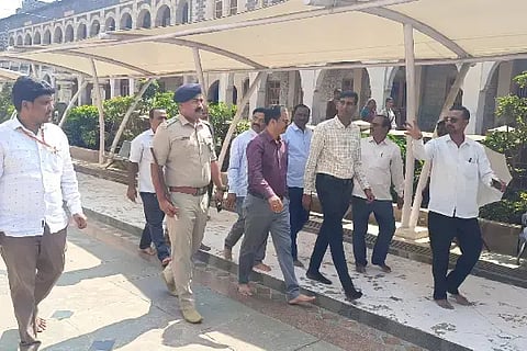 ಬಸವನಬಾಗೇವಾಡಿ ಪಟ್ಟಣದಲ್ಲಿ ಜಿಲ್ಲಾಧಿಕಾರಿ ಡಾ.ಆನಂದ ಕೆ ಪ್ರಗತಿ ಕಾರ್ಯಗಳ ಪರಿಶೀಲನೆ ನಡೆಸಿದರು. ತಹಸೀಲ್ದಾರ್ ವೈ.ಎಸ್. ಸೋಮನಕಟ್ಟಿ ಮತ್ತಿತರ ಅಧಿಕಾರಿಗಳಿದ್ದಾರೆ.