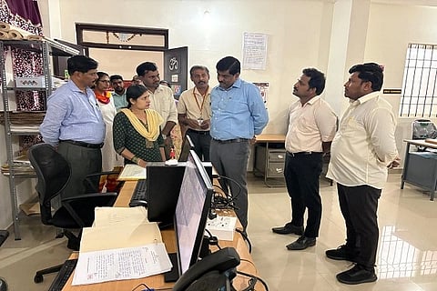 ಜಿಲ್ಲಾಧಿಕಾರಿ ಎಸ್.ಜೆ. ಸೋಮಶೇಖರ್ ಬಾಲಕರ ಬಾಲಮಂದಿರಕ್ಕೆ ದಿಢೀರ್ ಭೇಟಿ ನೀಡಿ ಪರಿಶೀಲಿಸಿದರು. ಎಸ್. ಹೊನ್ನೇಗೌಡ, ಪ್ರಸನ್ನ ಕುಮಾರ್, ಸಚಿನ್ ಸುವರ್ಣ, ಇರ್ಷಾದ್, ಸತ್ಯಭಾಮ ಇದ್ದರು.