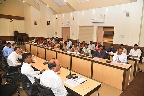 ಪರಿಶಿಷ್ಟ ಜಾತಿ ಮತ್ತು ಪರಿಶಿಷ್ಟ ಪಂಗಡ ಉಪಯೋಜನೆ ಕಾರ್ಯಕ್ರಮಗಳ ಸಭೆಯಲ್ಲಿ ವಿವಿಧ ಇಲಾಖೆಯ ಅಧಿಕಾರಿಗಳಿದ್ದರು.