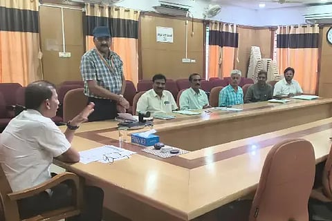 ದಾವಣಗೆರೆ ಜಿಲ್ಲಾಡಳಿತ ಭವನದಲ್ಲಿ ಗುರುವಾರ ನಡೆದ ಅಧಿಕಾರಿಗಳ ಸಭೆಯಲ್ಲಿ ಜಿಲ್ಲಾಧಿಕಾರಿ ಜಿ.ಎಂ. ಗಂಗಾಧರ ಸ್ವಾಮಿ ಮಾತನಾಡಿದರು.