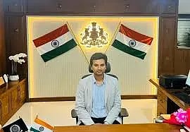 ಭಾರತದ ಚುನಾವಣಾ ಆಯೋಗದ ಆದೇಶದಂತೆ ದ.ಕ. ಜಿಲ್ಲೆಯಲ್ಲಿ ಮತದಾರರ ಪಟ್ಟಿಯ ವಿಶೇಷ ಸಮಗ್ರ ಪರಿಷ್ಕರಣ (ಎಸ್‌ಐಆರ್) ಜೂ.30ರಿಂದ ಬಿಎಲ್‌ಒಗಳ ಮನೆ ಭೇಟಿಯ ಮೂಲಕ ಆರಂಭಗೊಳ್ಳಲಿದೆ. ಈ ಮನೆ ಭೇಟಿ ಪ್ರಕ್ರಿಯೆ ಜುಲೈ 29ರವರೆಗೆ ನಡೆಯಲಿದೆ ಎಂದು ದ.ಕ. ಜಿಲ್ಲಾಧಿಕಾರಿ ದರ್ಶನ್ ಎಚ್.ವಿ. ತಿಳಿಸಿದ್ದಾರೆ.