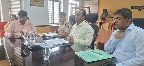 ಡಿಸಿ ಕಚೇರಿಯಲ್ಲಿ ಜಿಲ್ಲಾಧಿಕಾರಿ ಪ್ರಭುಲಿಂಗ ಕವಳಿಕಟ್ಟಿ ಜಿಲ್ಲಾ ರಸ್ತೆ ಸುರಕ್ಷತಾ ಸಮಿತಿ ಸಭೆ ನಡೆಸಿದರು. ವಿ.ಅಭಿಷೇಕ್. ಬಿ.ನಿಖಿಲ್, ಅಜ್ಜಯ್ಯ ಇದ್ದರು.