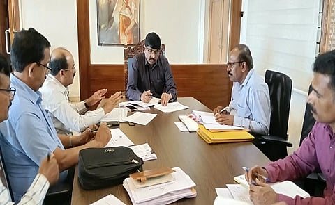 ಜಿಲ್ಲೆಯಲ್ಲಿ ಕುಡಿಯುವ ನೀರು ಮತ್ತು ಜಾನುವಾರುಗಳಿಗೆ ಮೇವು ಒದಗಿಸುವ ಸಂಬಂಧ ನಡೆದ ಸಭೆಯಲ್ಲಿ ಜಿಲ್ಲಾಧಿಕಾರಿ ಎಸ್.ಜೆ.ಸೋಮಶೇಖರ್ ಅವರು ಅಧಿಕಾರಿಗಳೊಂದಿಗೆ ಸಮಾಲೋಚನೆ ನಡೆಸಿದರು. ಡಾ.ಲಿಂಗರಾಜು ದೊಡ್ಡಮನಿ, ಚಂದ್ರಶೇಖರ್ ಇತರರಿದ್ದರು.