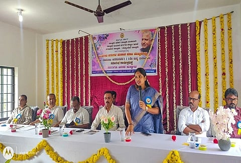 ದೇವರಾಜ ಅರಸು ಅವರ ಜನ್ಮದಿನಾಚರಣೆ ಕಾರ್ಯಕ್ರಮದಲ್ಲಿ ಸಿ.ಎಸ್.ಸಂಜನಾ ಮಾತನಾಡಿದರು. ಎ.ಬಿ.ಅಪ್ಪಣ್ಣ, ಪ್ರಶಾಂತ್, ಜಾನ್ಸನ್, ಲೋಕೇಶ್ ಇತರರಿದ್ದರು.