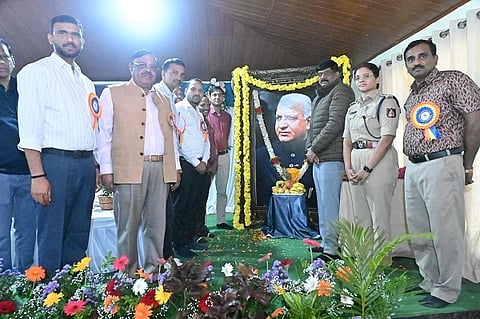 ನಗರದ ಗಾಂಧಿ ಭವನದಲ್ಲಿ ಗುರುವಾರ ನಡೆದ ಮಾಜಿ ಮುಖ್ಯಮಂತ್ರಿ ದಿ.ಡಿ.ದೇವರಾಜ ಅರಸು ಅವರ ೧೧೧ನೇ ಜನ್ಮ ದಿನಾಚರಣೆ ಕಾರ್ಯಕ್ರಮದಲ್ಲಿ ಎಸ್.ಜೆ.ಸೋಮಶೇಖರ್, ಆರ್.ಎನ್.ಬಿಂದುಮಣಿ, ಶೇಖರ್ ಇತರರಿದ್ದರು.