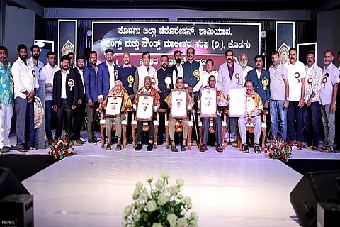 ಕೊಡಗು ಜಿಲ್ಲಾ ಡೆಕೋರೇಷನ್, ಶಾಮಿಯಾನ, ಲೈಟಿಂಗ್ಸ್ ಮತ್ತು ಸೌಂಡ್ಸ್ ಮಾಲೀಕರ ನೂತನ ಸಂಘದ ಉದ್ಘಾಟನೆ ಸಂದರ್ಭ ಸಂಘದ ಹಿರಿಯ ಸದಸ್ಯರನ್ನು ಸನ್ಮಾನಿಸಿ ಗೌರವಿಸಲಾಯಿತು. ಬಿ.ಆರ್. ನಾಗೇಂದ್ರ ಪ್ರಸಾದ್, ಹೆಚ್.ಟಿ. ಅನಿಲ್, ಅಬ್ದುಲ್ ಕರೀಂ ಅತ್ತಾರ್, ಮೆಹಬೂಬ್ ಸಿದ್ದಾಪುರ, ಅಜ್ಜೇಟಿರ ಲೋಕೇಶ್ ಮತ್ತಿತರರು ಇದ್ದರು.