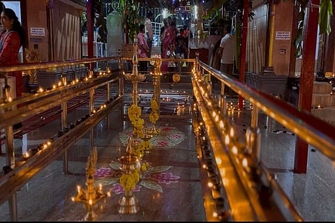 ಕೂಡಿಗೆಯ ಶ್ರೀ ಉದ್ಭವ ಸುಬ್ರಹ್ಮಣ್ಯ ಸ್ವಾಮಿ ದೇವಾಲಯ ಆವರಣದಲ್ಲಿ ದೀಪೋತ್ಸವ ಕಾರ್ಯಕ್ರಮ ಹಿನ್ನೆಲೆಯಲ್ಲಿ ದೇಗುಲದಲ್ಲಿ ದೀಪ ಬೆಳಗಲಾಯಿತು.