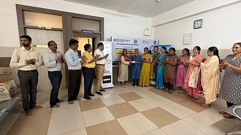 dental check ಹುಬ್ಬಳ್ಳಿಯ ಕೆಎಲ್​ಇ ತಾಂತ್ರಿಕ ವಿಶ್ವವಿದ್ಯಾಲಯದಲ್ಲಿ ಎಐ ದಂತ ತಪಾಸಣೆ ಶಿಬಿರ ನಡೆಸಿಕೊಟ್ಟ ಧೋತ್ರದ ಸನ್ನಿ ಡೆಂಟಲ್​ ಆರ್ಥೊಡಾಂಟಿಕ್​ ಕ್ಲಿನಿಕ್​ನ ಡಾ. ಶಿವಲೀಲಾ ಧೋತ್ರದ ಅವರನ್ನು ಗೌರವಿಸಲಾಯಿತು. ಡಾ. ಉಮಾ ಮುದೇಂಗುಡಿ, ಡಾ. ಮಿನಲ್​ ಸಾಳುಂಕೆ, ಡಾ. ತನುಜಾ ಪಾಟೀಲ, ಡಾ. ಸುಜಾತಾ ಪಾಟೀಲ ಇತರರು ಇದ್ದರು.