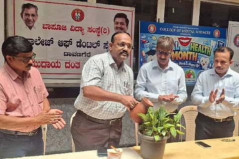 ದಾವಣಗೆರೆಯ ಕೆಎಸ್‌ಆರ್‌ಟಿಸಿ ಬಸ್ ನಿಲ್ದಾಣದಲ್ಲಿ ಮಂಗಳವಾರ ತಂಬಾಕು ವಿರೋಧಿ ಜಾಗೃತಿ ಕಾರ್ಯಕ್ರಮವನ್ನು ಕೆಎಸ್‌ಆರ್‌ಟಿಸಿ ವಿಭಾಗೀಯ ನಿಯಂತ್ರಕ ಕಿರಣ್ ಕುಮಾರ್ ಎಫ್ ಬಸಾಪುರ ಉದ್ಘಾಟಿಸಿದರು. ಡಾ. ಐ.ಎಂ. ಅಲಿ, ರಾಜಶೇಖರ್, ಡಾ. ಪ್ರಶಾಂತ್ ಜಿ.ಎಂ, ಡಾ. ಲಿಲ್ಲಿ ಬಿ.ಕೆ. ಇದ್ದರು.