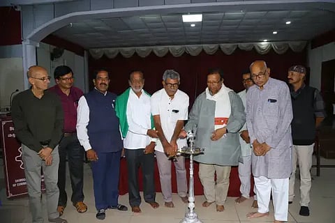 ಎಐ ಡೇಟಾ ಸೆಂಟರ್‌ಗಳು ಕುರಿತ ಚರ್ಚಾ ಕಾರ್ಯಕ್ರಮವನ್ನು ಪರಿಸರ ಚಿಂತಕ ಪ್ರೊ. ಎಲ್.ಕೆ.ಶ್ರೀಪತಿ ಉದ್ಘಾಟಿಸಿದರು. ಪ್ರೊ. ಬಿ.ಎಂ.ಕುಮಾರಸ್ವಾಮಿ, ಡಾ. ಜಿ.ಮಂಜುನಾಥ್, ಕೆ.ಟಿ.ಗಂಗಾಧರ್, ಎಚ್.ಕೆ.ವಿವೇಕಾನಂದ ಇತರರಿದ್ದರು.