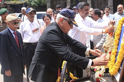 ಮಡಿಕೇರಿಯಲ್ಲಿ ನಡೆದ ಸ್ಕಾ÷್ವಡ್ರÀನ್ ಲೀಡರ್ ಅಜ್ಜಮಾಡ ದೇವಯ್ಯ ಅವರ 61ನೇ ಪುಣ್ಯಸ್ಮರಣಾ ಕಾರ್ಯಕ್ರಮದಲ್ಲಿ ನಿವೃತ್ತ ಏರ್ ಮಾರ್ಷಲ್ ಕೊಡಂದೇರ ನಂದಾ ಕಾರ್ಯಪ್ಪ ವೀರಸೇನಾನಿಗೆ ನಮನ ಸಲ್ಲಿಸಿದರು. ಬೊಳ್ಳಜಿರ ಬಿ.ಅಯ್ಯಪ್ಪ, ಮುಂಜಾAದಿರ ರಾಜ ಅಪ್ಪಯ್ಯ, ಪ್ರೊ. ರಾಘವ ಬಿ. ಮತ್ತಿತರರು ಇದ್ದರು.