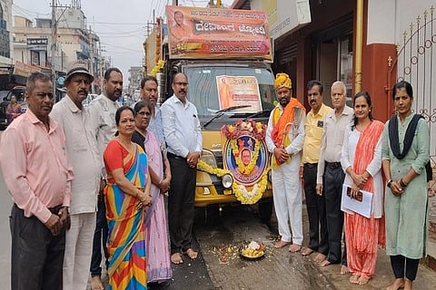 ಕುಶಾಲನಗರಕ್ಕೆ ಆಗಮಿಸಿದ ದೇವಾಂಗ ಜ್ಯೋತಿ ಹೊತ್ತ ವಾಹನವನ್ನು ಚೌಡೇಶ್ವರಿ ದೇವಾಲಯ ಸಮಿತಿ ವತಿಯಿಂದ ಸ್ವಾಗತಿಸಲಾಯಿತು. ಟಿ.ಕೆ. ಪಾಂಡುರAಗ, ಕೆ.ಕೆ. ನಾಗರಾಜಶೆಟ್ಟಿ, ಡಿ.ವಿ. ರಾಜೇಶ್, ಡಿ. ವಿಜಯೇಂದ್ರ, ಡಿ.ವಿ. ಚಂದ್ರು (ರಾಕಿ) ಮತ್ತಿತರರು ಇದ್ದರು.
