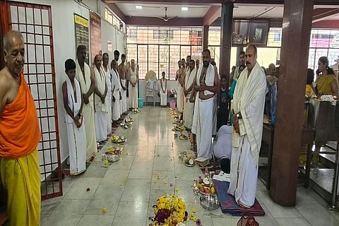 ಕುಶಾಲನಗರ ಶ್ರೀ ಚೌಡೇಶ್ವರಿ ದೇವಸ್ಥಾನ ದೇವಾಂಗ ಸಂಘದ ವತಿಯಿಂದ ಋಗ್ ಉಪಕರ್ಮ ಚೌಡೇಶ್ವರಿ ದೇವಾಲಯದ ಆವರಣದಲ್ಲಿ ನಡೆಯಿತು. ಡಿ.ವಿ. ರಾಜೇಶ್, ಡಿ.ಟಿ. ವಿಜೇಂದ್ರ, ಡಿ.ವಿ. ಚಂದ್ರು (ರಾಕಿ), ಕೃಷ್ಣಕುಮಾರ್, ಡಿ.ಜಿ ಪ್ರದೀಪ್, ಡಿ.ಸಿ. ಜಗದೀಶ್ ಮತ್ತಿತರರು ಇದ್ದರು.