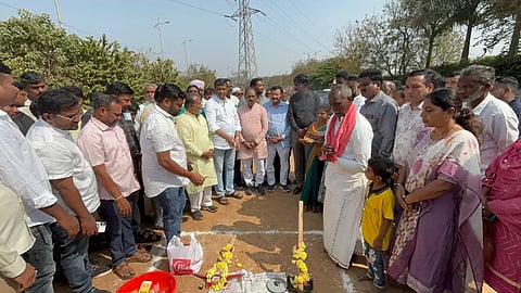 ಹುಬ್ಬಳ್ಳಿಯ ಕಾರವಾರ ರಸ್ತೆಯ ಕೆಂಪಗೆರೆ ಕೆರೆ (lake) ಅಭಿವೃದ್ಧಿಗೆ ಶಾಸಕ ಪ್ರಸಾದ ಅಬ್ಬಯ್ಯ ಭೂಮಿಪೂಜೆ ನೆರವೇರಿಸಿದರು. 