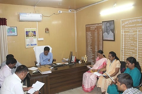 ಜಿಲ್ಲಾ ಆರೋಗ್ಯ ಮತ್ತು ಕುಟುಂಬ ಕಲ್ಯಾಣಾಧಿಕಾರಿ ಅವರ ಕಚೇರಿಯಲ್ಲಿ ಶನಿವಾರ ನಡೆದ ಪಿಸಿ ಮತ್ತು ಪಿಎನ್‌ಡಿಟಿ(ಪ್ರಸವ ಪೂರ್ವ ಲಿಂಗ ಪತ್ತೆ ಮತ್ತು ಹತ್ಯೆ ಕಾಯ್ದೆ) ಸಲಹಾ ಸಮಿತಿ ಸಭೆಯಲ್ಲಿ ಸತೀಶ್ ಕುಮಾರ್ ಮಾತನಾಡಿದರು. ಡಾ.ಎನ್.ಆನಂದ್, ಸೋಮಶೇಖರ್ ಇತರರಿದ್ದರು.