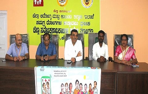 : ನಗರದ ಜಿಲ್ಲಾ ಸರ್ವೇಕ್ಷಣಾಧಿಕಾರಿ ಕಚೇರಿ ಸಭಾಂಗಣದಲ್ಲಿ ಶನಿವಾರ ನಡೆದ ಕಿಲ್ಕಾರಿ ಸೇವೆ ಕುರಿತ ತರಬೇತಿ ಕಾರ್ಯಾಗಾರದಲ್ಲಿ ಡಾ.ಸತೀಶ್ ಕುಮಾರ್ ಮಾತನಾಡಿದರು. ಡಾ.ಮಧುಸೂದನ್, ಗುರುಪಾದ ಇತರರಿದ್ದರು.