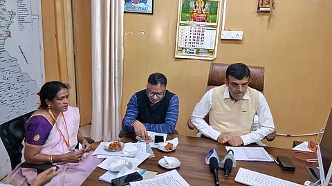 ನಗರದ ಡಿಎಚ್‌ಒ ಕಚೇರಿಯಲ್ಲಿ ಮಂಗಳವಾರ ನಡೆದ ಸುದ್ದಿಗೋಷ್ಠಿಯಲ್ಲಿ ಡಾ.ಸತೀಶ್ ಕುಮಾರ್ ಮಾತನಾಡಿದರು. ಡಾ.ಶ್ರೀನಿವಾಸ್, ಶಾಂತಿ ಇದ್ದರು.