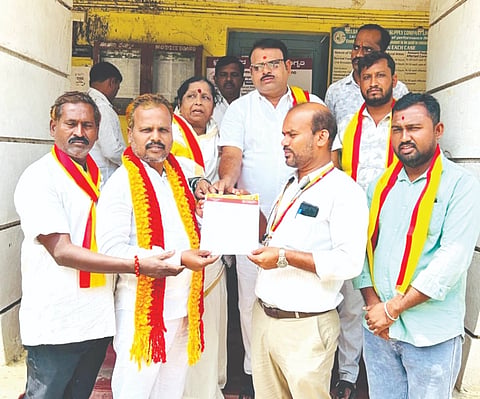 ದೋರನಹಳ್ಳಿ ಗ್ರಾಮಕ್ಕೆ ಶಿರವಾಳ ವಿದ್ಯುತ್​ ಕೇಂದ್ರದಿಂದ ವಿದ್ಯುತ್​ ಸಂಪರ್ಕ ಕಲ್ಪಿಸುವಂತೆ ಕರವೇ  ತಾಲೂಕು ಟಕದ ಪದಾಧಿಕಾರಿಗಳು ಜೆಸ್ಕಾಂ ಅಧಿಕಾರಿಗೆ ಸೋಮವಾರ ಮನವಿಪತ್ರ ಸಲ್ಲಿಸಿದರು. ರೇವಣಸಿದ್ದಯ್ಯ ಡೆಂಗಿಮಠ, ನಾಗು ಅವಂಟಿ, ಶ್ರೀದೇವಿ ಜಂಬಲದನ್ನಿ, ಗೌಡಪ್ಪ ಕೋರಿ, ಶರಣು ಭೀಗುಡಿ, ಮಾರುತಿ ಚಂಡು, ಮಲ್ಲು ಇಬ್ರಾಹಿಂಪುರ ಇತರರಿದ್ದರು.