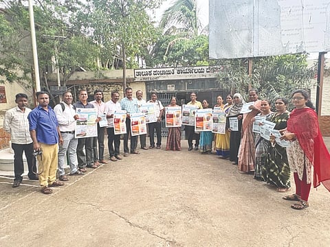 ದೇವರಹಿಪ್ಪರಗಿ ಪಟ್ಟಣದ ತಾಪಂ ಮುಂಭಾಗದಲ್ಲಿ ವಿಬಿ-ಜಿ ರಾಮ್-ಜಿ ಯೋಜನೆಯ ಕುರಿತ ಸಿದ್ಧಪಡಿಸಲಾದ ಜಾಗೃತಿ ಕರಪತ್ರವನ್ನು  ತಾ.ಪಂ ಇಒ ಭಾರತಿ ಚಲುವಯ್ಯ ಬಿಡುಗಡೆ ಮಾಡಿದರು. ಶಾಂತಗೌಡ ನ್ಯಾಮಣ್ಣವರ, ಶಿವಾನಂದ ಮೂಲಿಮನಿ, ಶ್ರೀನಿವಾಸ ಪವಾರ ಮತ್ತಿತರರಿದ್ದರು.