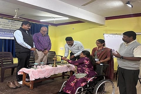 ವಿಶೇಷಚೇತನರ ಉದ್ಯಮಶೀಲತಾ ಅಭಿವೃದ್ಧಿ ತರಬೇತಿ ಕಾರ್ಯಕ್ರಮಕ್ಕೆ ಮಡಿಕೇರಿ ರೋಟರಿ ಮಿಸ್ಟಿ ಹಿಲ್ಸ್ ಅಧ್ಯಕ್ಷ ರಾಜೇಶ್ ಚಾಲನೆ ನೀಡಿದರು. ರವೀಂದ್ರ ರೈ, ಅಜಯ್ ಸೂದ್ ಇದ್ದರು.