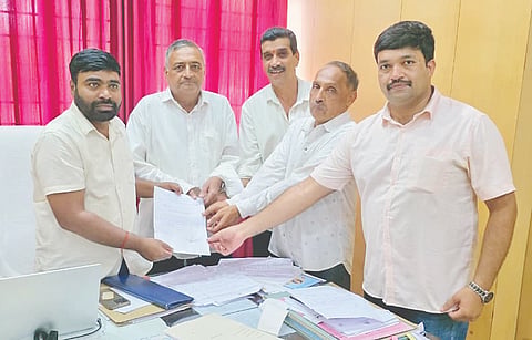ರೈತರಿಗೆ ಪೆಟ್ರೋಲ್ ಹಾಗೂ ಡೀಸೆಲ್ diesel ಪೂರೈಕೆಯಲ್ಲಿ ತೊಂದರೆ ಆಗದಂತೆ ಪೆಟ್ರೋಲ್ ಪಂಪ್‌ಗಳಿಗೆ ಆದೇಶ ನೀಡಬೇಕು ಎಂದು  ಯಲ್ಲಾಪುರದಲ್ಲಿ ತಾಲೂಕು ರೈತ ಸಂಘದಿಂದ ತಹಸೀಲ್ದಾರ್ ಚಂದ್ರಶೇಖರ ಹೊಸ್ಮನಿ ಅವರಿಗೆ ಮನವಿ ಸಲ್ಲಿಸಲಾಯಿತು