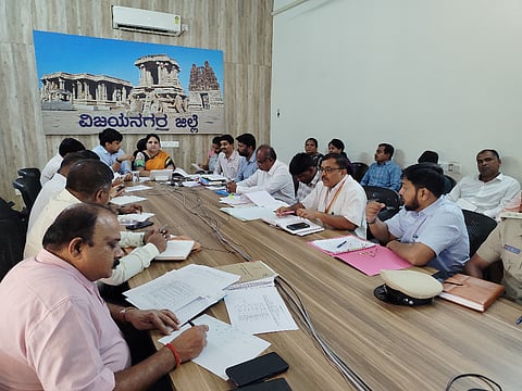 ಜಿಲ್ಲಾಧಿಕಾರಿಗಳ ಕಚೇರಿಯಲ್ಲಿ ಗುರುವಾರ ಜಿಲ್ಲಾ ವಿಪತ್ತು ನಿರ್ವಹಣಾ ಪ್ರಾಧಿಕಾರದ ಸಭೆಯಲ್ಲಿ ಜಿಲ್ಲಾಧಿಕಾರಿ ಕವಿತಾ ಎಸ್.ಮನ್ನಿಕೇರಿ ಮಾತನಾಡಿದರು. ಜಿ.ಪಂ ಸಿಇಒ ನೋಂಗ್ಜಾಯ್ ಮಹ್ಮದ್ ಅಲಿ ಅಕ್ರಂ ಷಾ, ಅಪರ ಜಿಲ್ಲಾಧಿಕಾರಿ ಇ.ಬಾಲಕೃಷ್ಣಪ್ಪ, ಉಪವಭಾಗಿಯಾಧಿಕಾರಿ ವಿವೇಕಾನಂದ ಇತರರಿದ್ದರು.