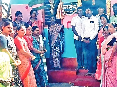 ಧರ್ಮಸ್ಥಳ ಯೋಜನೆಯಡಿ ಚನ್ನಗಿರಿ ಕೆ.ಗಾಣದಕಟ್ಟೆ ಗ್ರಾಮದಲ್ಲಿ ನಿರ್ಮಿಸಿದ್ದ ವಾತ್ಸಲ್ಯ ಮನೆಯನ್ನು ಲೋಲಮ್ಮ ಎಂಬುವರಿಗೆ ಚಿತ್ರದುರ್ಗ ಜಿಲ್ಲಾ ನಿರ್ದೇಶಕ ಕಮಲಾಕ್ಷ ಹಸ್ತಾಂತರಿಸಿದರು. ರೂಪಾ ಆದರ್ಶ, ಸಿದ್ದಪ್ಪ, ಪ್ರಕಾಶ್ ಇದ್ದರು. Accommodation