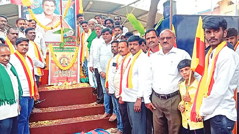 ಚಳ್ಳಕೆರೆ ಸಾರಿಗೆ ಬಸ್ ನಿಲ್ದಾಣ ಸಮೀಪ ಕರವೇ ಆಯೋಜಿಸಿದ್ದ ರಾಜ್ಯೋತ್ಸವ ಕಾರ್ಯಕ್ರಮದಲ್ಲಿ ಸರ್ಕಾರಿ ನೌಕರರ ಸಂಘದ ಅಧ್ಯಕ್ಷ ಸಿ.ಟಿ.ವೀರೇಶ್ ಧ್ವಜಾರೋಹಣ ನೆರವೇರಿಸಿದರು. ರೆಡ್ಡಿಹಳ್ಳಿ ವೀರಣ್ಣ, ಕೊರ್ಲಕುಂಟೆ ತಿಪ್ಪೇಸ್ವಾಮಿ ಇದ್ದರು.language