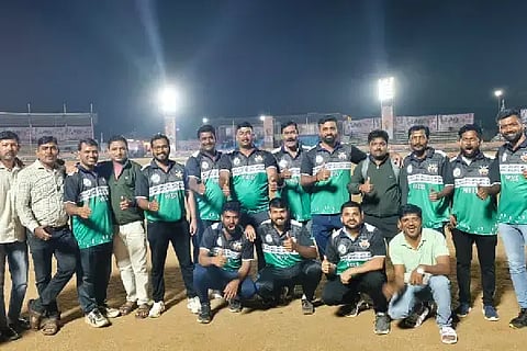 ದಾವಣಗೆರೆ ಜಿಲ್ಲಾ ಕ್ರೀಡಾಂಗಣದಲ್ಲಿ ಮಂಗಳವಾರ ನಡೆದ ಹೊನಲು ಬೆಳಕಿನ ಕ್ರಿಕೆಟ್ ಪಂದ್ಯದಲ್ಲಿ ದೂಡಾ ತಂಡದ ವಿರುದ್ಧ ಗೆಲುವು ಸಾಧಿಸಿದ ಪ್ರೆಸ್ ಬಿ ತಂಡದ ಆಟಗಾರರು.Press