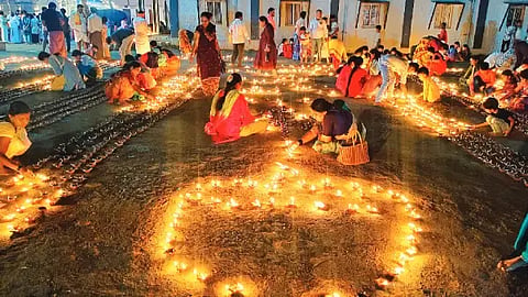 ಹಿರೇಕಲ್ಮಠದಲ್ಲಿ ಕಾರ್ತಿಕೋತ್ಸವದ ಅಂಗವಾಗಿ ಮಠದ ಆವರಣದಲ್ಲಿ ಲಕ್ಷ ದೀಪವನ್ನು ಹಚ್ಚಿ ಕಾರ್ತಿಕಮಾಸಕ್ಕೆ ಮೆರುಗು ತಂದ ಭಕ್ತರು.lamp