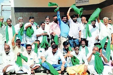 ಹೊನ್ನಾಳಿ ಪಟ್ಟಣದಲ್ಲಿ ಪ್ರತಿಭಟನೆಯ ಪೂರ್ವಭಾವಿ ಸಭೆಯಲ್ಲಿ ಬಸವರಾಜ್ ಹಂಪೋಳ್, ರಘು ಜೋಗ, ಮಲ್ಲಿಕಾರ್ಜುನ್, ಕರಿಬಸಪ್ಪ ಇದ್ದರು. protest