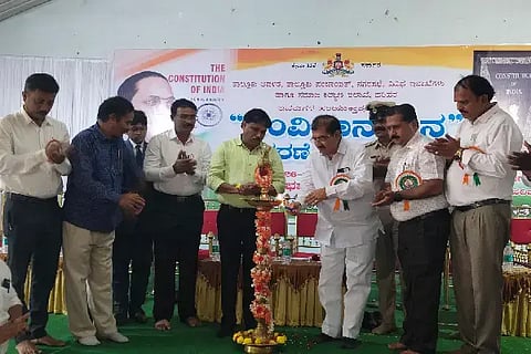 ಹರಿಹರದಲ್ಲಿ ಹಮ್ಮಿಕೊಂಡಿದ್ದ ಸಂವಿಧಾನ ದಿನಾಚರಣೆ ಕಾರ್ಯಕ್ರಮವನ್ನು ಶಾಸಕ ಬಿ.ಪಿ.ಹರೀಶ್ ಉದ್ಘಾಟಿಸಿದರು. ಗುರುಬಸವರಾಜ, ಬಸವರಾಜ ಇದ್ದರು.ambedkar