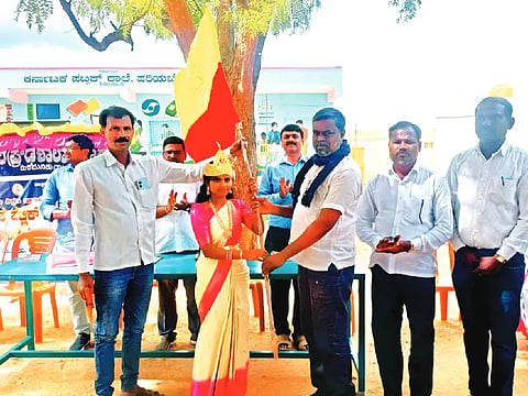 ಹಿರಿಯೂರು ತಾಲೂಕಿನ ಹರಿಯಬ್ಬೆಯ ಕರ್ನಾಟಕ ಪಬ್ಲಿಕ್ ಶಾಲೆಯಲ್ಲಿ ಶನಿವಾರ ಕನ್ನಡ ಜಾಗೃತಿ ಕಾರ್ಯಕ್ರಮವನ್ನು ಹಮ್ಮಿಕೊಳ್ಳಲಾಗಿತ್ತು. ಸಾಹಿತಿ ಜಡೇಕುಂಟೆ ಮಂಜುನಾಥ್, ಅಶೋಕ್, ರುದ್ರಮುನಿ ಇದ್ದರು.language