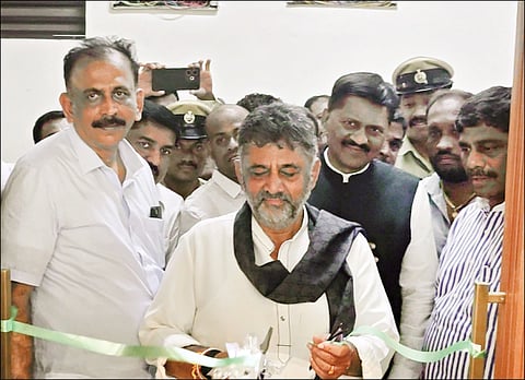 ಕನಕಪುರ ತಾಲೂಕು ಆಡಳಿತ ಸೌಧದಲ್ಲಿ 1.40 ಕೋಟಿ ರೂ. ವೆಚ್ಚದಲ್ಲಿ ನಿರ್ಮಿಸಿದ ಸಭಾಂಗಣವನ್ನು  ಉಪಮುಖ್ಯಮಂತ್ರಿ ಡಿ.ಕೆ.ಶಿವಕುಮಾರ್​ ಉದ್ಘಾಟಿಸಿದರು. ವಿಧಾನ ಪರಿಷತ್​ ಸದಸ್ಯರಾದ ಎಸ್​.ರವಿ, ಸುಧಾಮ್​ದಾಸ್​, ಕೆ.ಎಂ.ಎಫ್​ ಅಧ್ಯಕ್ಷ ಡಿ.ಕೆ.ಸುರೇಶ್​, ಜಿಲ್ಲಾಧಿಕಾರಿ ಯಶವಂತ್​ ಗುರುಕಾರ್​, ಸಿಇಒ ಅನ್ಮೋಲ್​ಜೈನ್​, ಎಸ್​.ಪಿ. ಶ್ರೀನಿವಾಸಗೌಡ ಇದ್ದರು.