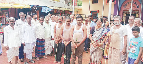 ಶಾಸಕ ಜಿ.ಎಸ್. ಪಾಟೀಲ ಅವರಿಗೆ ಸಚಿವ ಸ್ಥಾನ ಸಿಗಬೇಕು ಎಂದು ಇಟಗಿ ಗ್ರಾಮದ ಕಾಂಗ್ರೆಸ್ ಕಾರ್ಯಕರ್ತರಾದ ಇಸ್ಮಾಯಿಲ್ ಹೊರಪೇಟಿ, ಮಲ್ಲಿಕಾರ್ಜುನ ಕೋಮಾರ, ಶೇಖಪ್ಪ ಕೊಡಗಾನೂರ, ಭೀಮಪ್ಪ ಸೀಮಿಕೇರಿ, ಭೀಮಾಟಬಿಕಾ ಕಂಬಳಿ ಭೀಮಾಂಬಿಕ ದೇವಿಗೆ ಹರಕೆ ಹೊತ್ತು ದೀರ್ಘ ದಂಡ ನಮಸ್ಕಾರ ಹಾಕಿದರು.