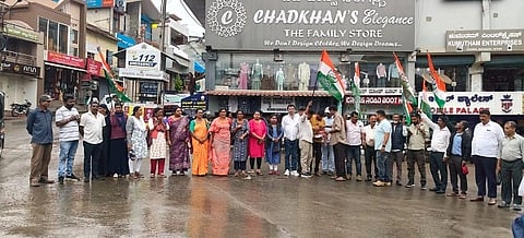 ರಾಜ್ಯದ ೨೫ನೇ ಮುಖ್ಯಮಂತ್ರಿಯಾಗಿ ಡಿ.ಕೆ.ಶಿವಕುಮಾರ್ ಅವರು ಅಧಿಕಾರ ವಹಿಸಿಕೊಂಡ ಹಿನ್ನೆಲೆ ಮಡಿಕೇರಿ ನಗರ ಕಾಂಗ್ರೆಸ್ ಮತ್ತು ಮಡಿಕೇರಿ ಬ್ಲಾಕ್ ಕಾಂಗ್ರೆಸ್ ಸಮಿತಿ ವತಿಯಿಂದ ನಗರದ ಇಂದಿರಾಗಾಂಧಿ ವೃತ್ತ ಚೌಕಿಯಲ್ಲಿ ಬುಧವಾರ ಸಂಭ್ರಮಾಚರಣೆ ನಡೆಯಿತು.