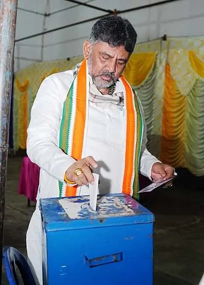 ಕನಕಪುರದಲ್ಲಿ ಟಿಎಪಿಸಿಎಂಎಸ್ ಚುನಾವಣೆಯಲ್ಲಿ ಮತ ಚಲಾಯಿಸಿದ ಡಿಸಿಎಂ ಡಿ.ಕೆ.ಶಿವಕುಮಾರ್.