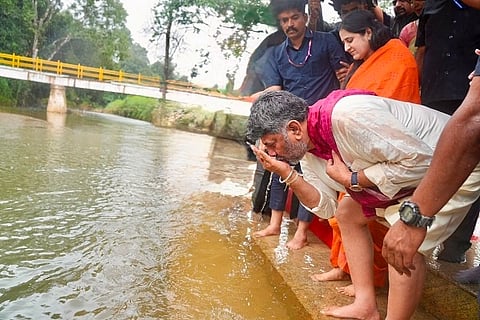  ಮುಖ್ಯಮಂತ್ರಿ ಡಿ.ಕೆ. ಶಿವಕುಮಾರ್ ಮತ್ತು ಪತ್ನಿ ಉಷಾಶಿವಕುಮಾರ್ ಭಾಗಮಂಡಲ ತ್ರಿವೇಣಿ ಸಂಗಮದಲ್ಲಿ ಮಾತ್ರ ಕಾವೇರಿಗೆ ನಮನ ಸಲ್ಲಿಸಿದರು.