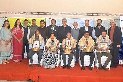 ಭಾರತೀಯ ವೈದ್ಯಕೀಯ ಸಂಘದ ಕೊಡಗು ಘಟಕದ ವತಿಯಿಂದ ಆಯೋಜಿಸಿದ್ದ ವೈದ್ಯರ ದಿನಾಚರಣೆ ಸಂದರ್ಭ ಸಾಧಕ ವೈದ್ಯರನ್ನು ಸನ್ಮಾನಿಸಲಾಯಿತು. ಡಾ. ಮಂತರ್ ಗೌಡ, ಡಾ. ಶ್ಯಾಮ್ ಅಪ್ಪಣ್ಣ, ಡಾ. ಚೆರಿಯಮನೆ ಪ್ರಶಾಂತ್, ಡಾ. ಲೋಕೇಶ್, ಡಾ. ಸುಮುಖ್, ಡಾ. ಸುಧಾಕರ್ ಮತ್ತಿತರರು ಇದ್ದರು.